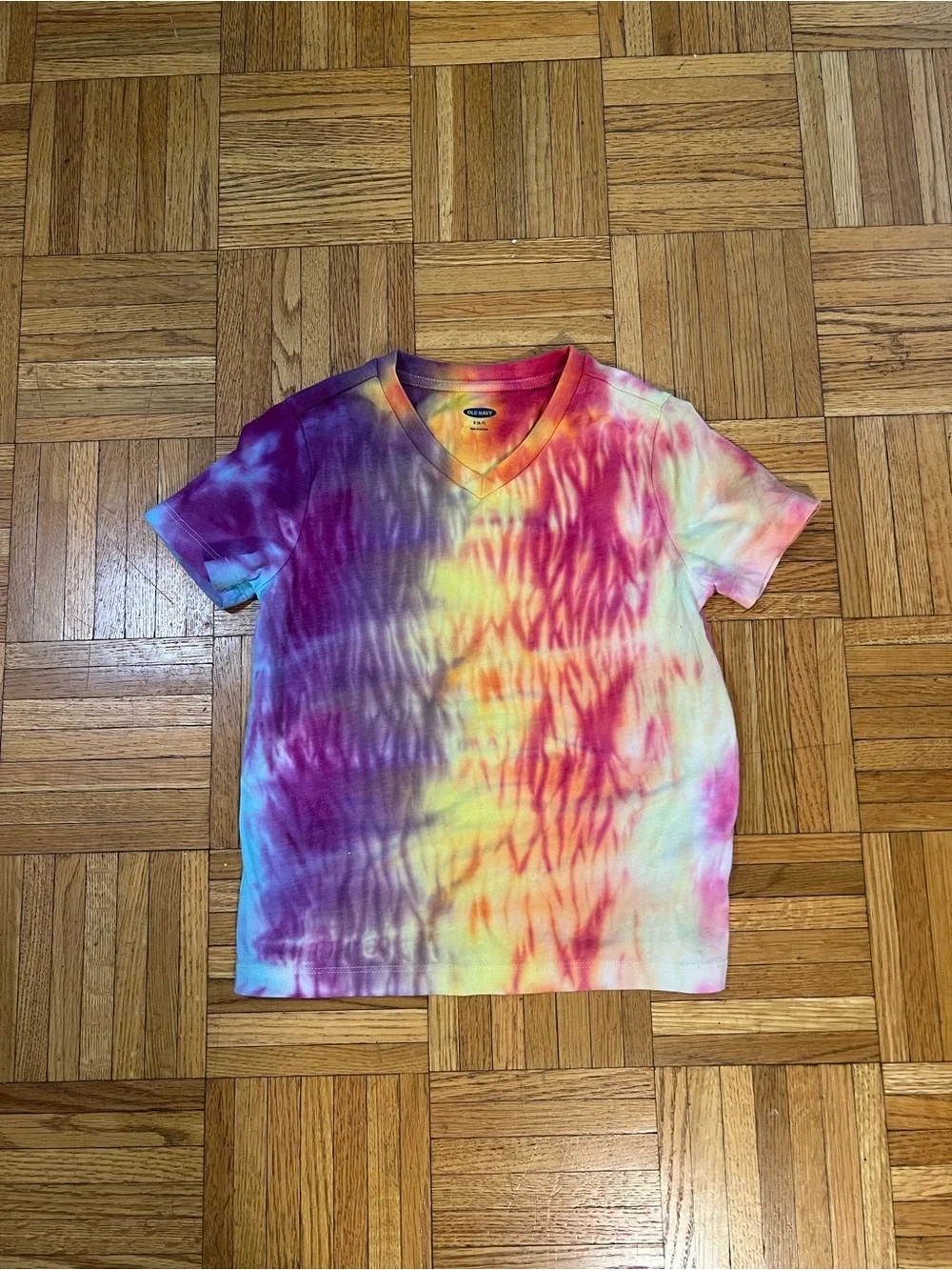 Festival Kids! Old Navy Rainbow Tie-Dye V-neck T Shirt size small 6-7